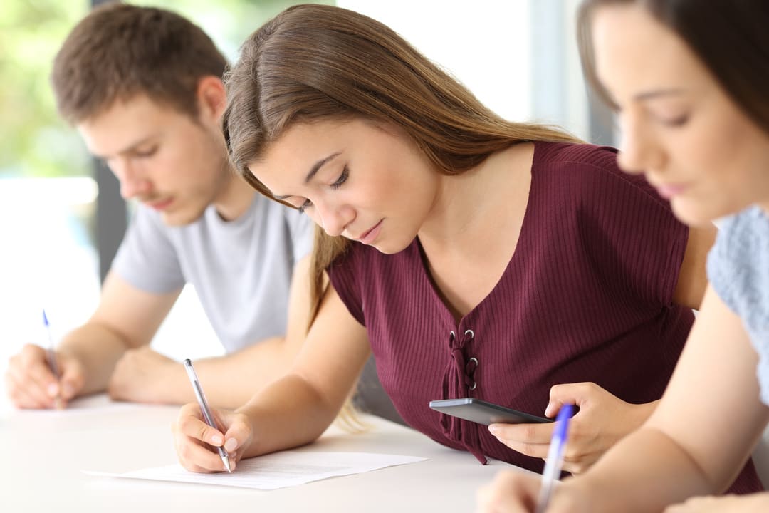 Fille en train d'utiliser son téléphone en classe