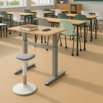 Tabouret Mobiloop blanc et gris dans une salle de classe moderne avec bureau à hauteur réglable